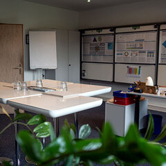 Büro mit Pflanzen und moderner Ausstattung