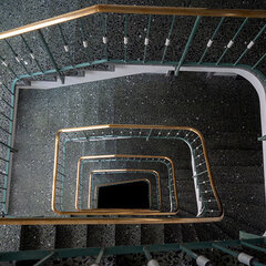 Blick von oben auf das Treppenhaus der Landesgeschäftsstelle