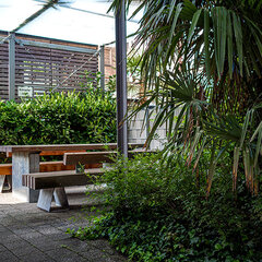 Sitzecke im Grünen auf dem Gelände der Diakonie