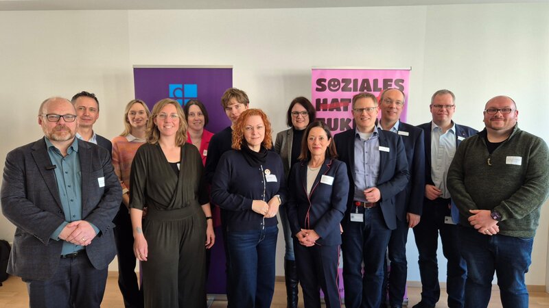 Gruppenbild mit Landtagskandidierende zusammen mit Vertreter:innen der Diakonie Baden und ihren Mitgliedern Evangelisches Diakoniekrankenhaus, Evangelische Stadtmission, Evangelisches Stift sowie Gerontopsychiatrisches Pflegezentrum Landwasser.