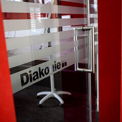 Tür in einen Besprechungsraum der Diakonie Baden