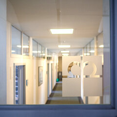 Blick in Flur mit Büros rechts und links des Flures