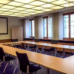 Besprechungsraum mit vielen Sitzmöglichkeiten