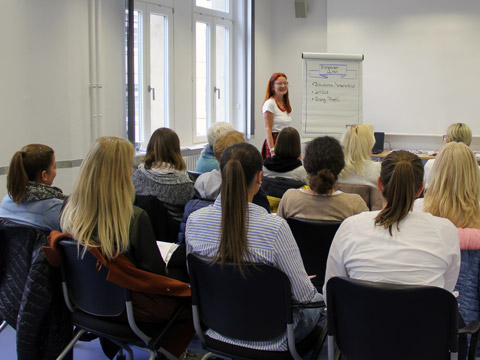 Seminar mit Teilnehmern im Bildungshaus der Diakonie Baden